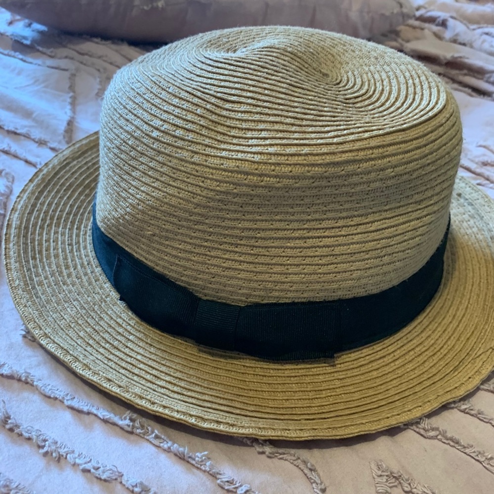Aritzia hat